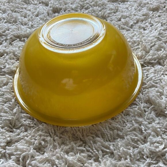 Vintage Pyrex 323 Yellow Primary Color Nesting Bowl W/ clear Bottom 1.5L - Picture 1 of 9
